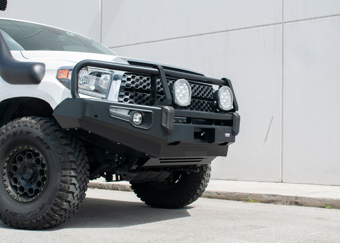 Dobinsons 4x4 Black Deluxe Bull Bar – Toyota 2nd Gen Tundra (2014-2021)(BU59-5558)
