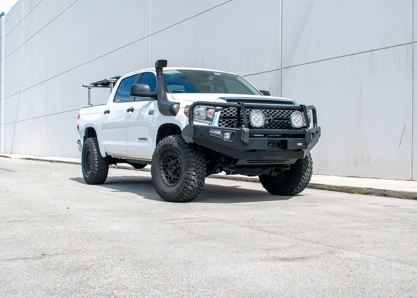 Dobinsons 4x4 Black Deluxe Bull Bar – Toyota 2nd Gen Tundra (2014-2021)(BU59-5558)