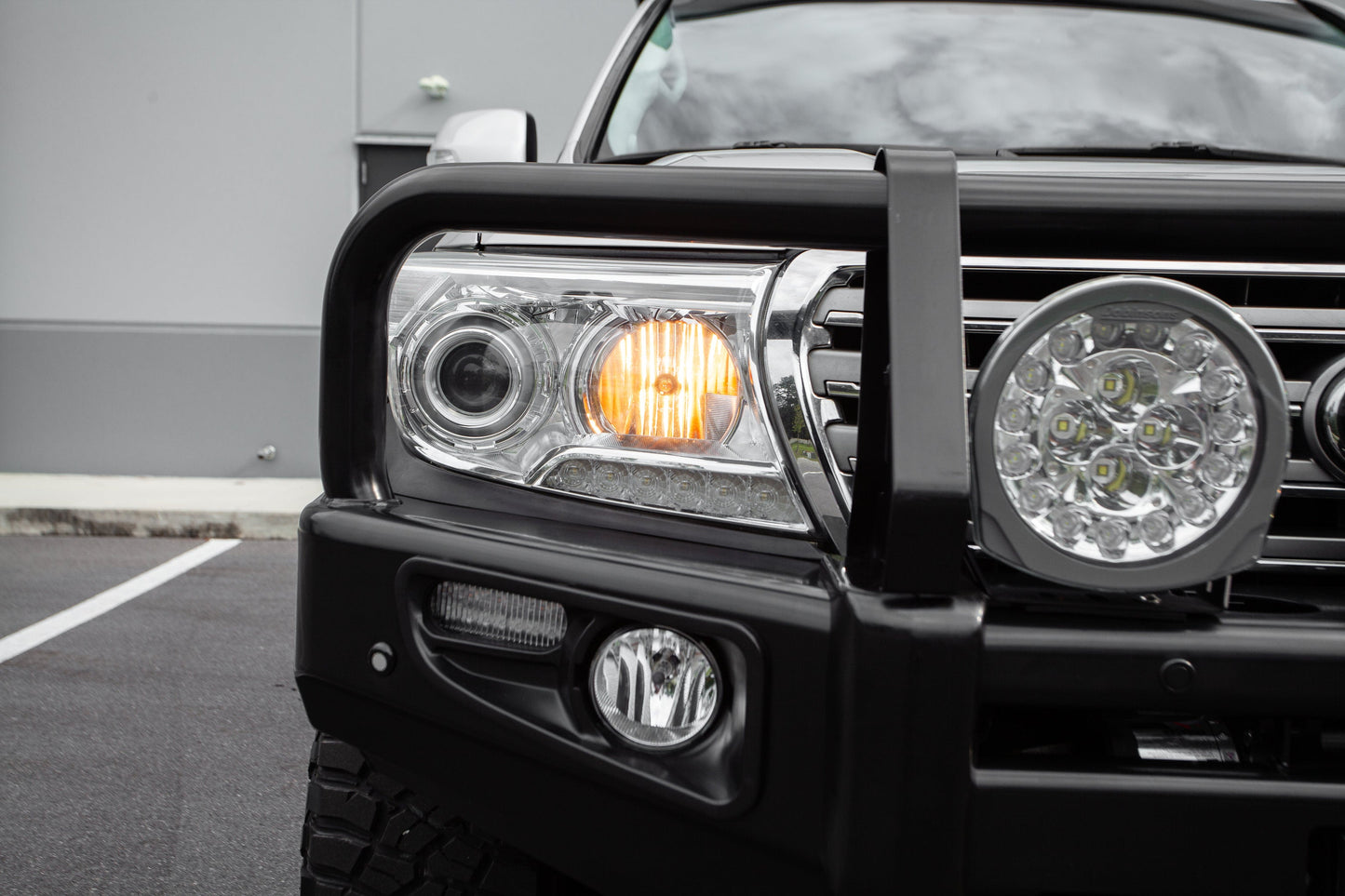 Dobinsons 4x4 Classic Black Deluxe Bullbar for Toyota Land Cruiser 200 Series 2008 to 2015(BU59-3696)